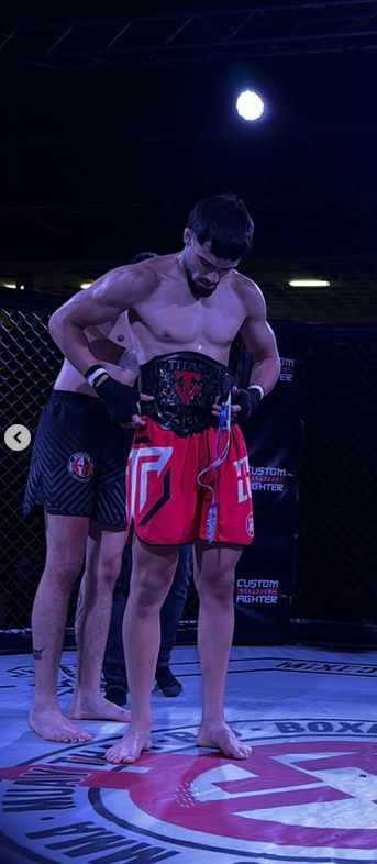 Manuel Guimera con el cinturón de campeón