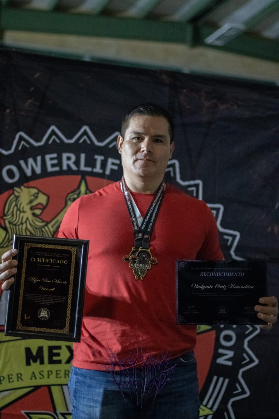 Vladymir con la medalla y los certificados del campeonato nacional